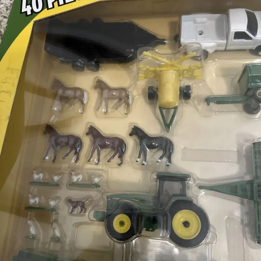 1/64 Ertl Farm Country John Deere Shed & Equipment Set 2004 Hard to Find 40 Pcs